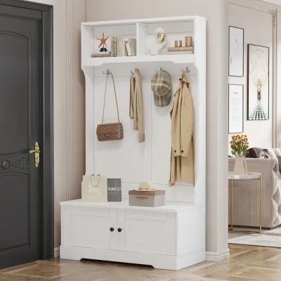 Armoire d'entrée blanche avec banc et crochets